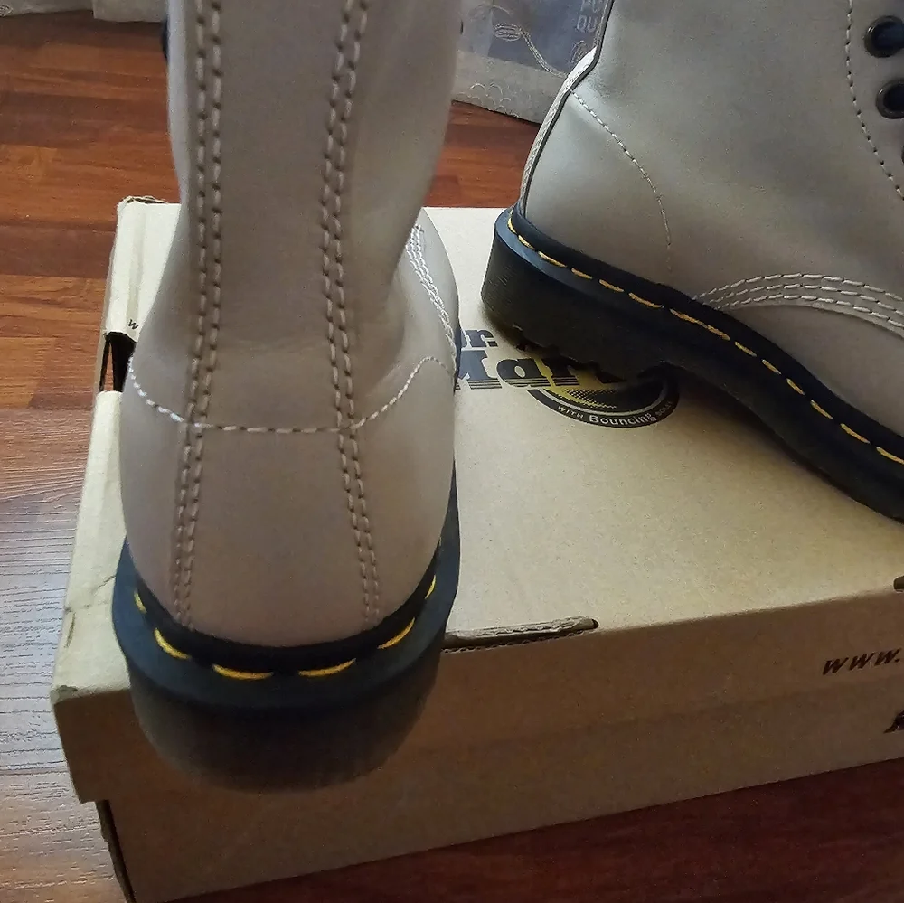 Dr. Martens Cream tall boots black laces sz 5 - Picture 4 of 8